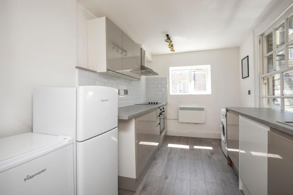 Spacious Serenity In The Heart Of Central Лондон Екстериор снимка