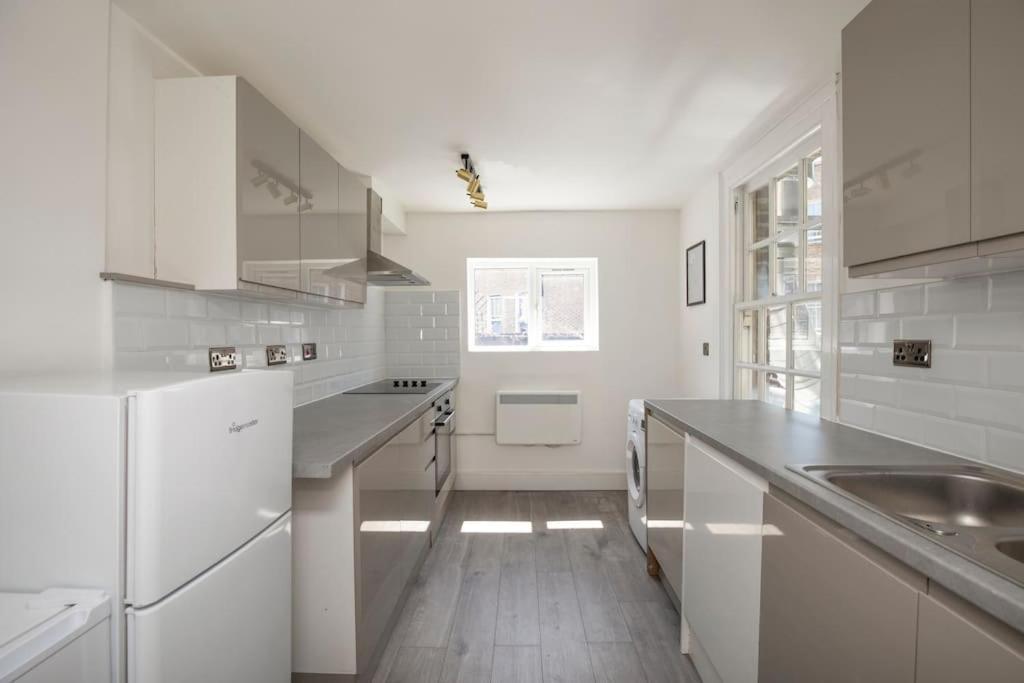 Spacious Serenity In The Heart Of Central Лондон Екстериор снимка